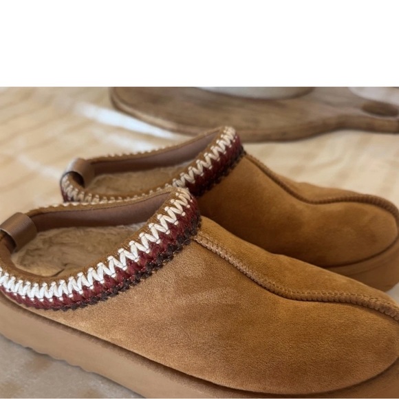 Altar’d State Suede Slip On Booties Size 9 UGG Look Alike Winter Shoes - Picture 1 of 4